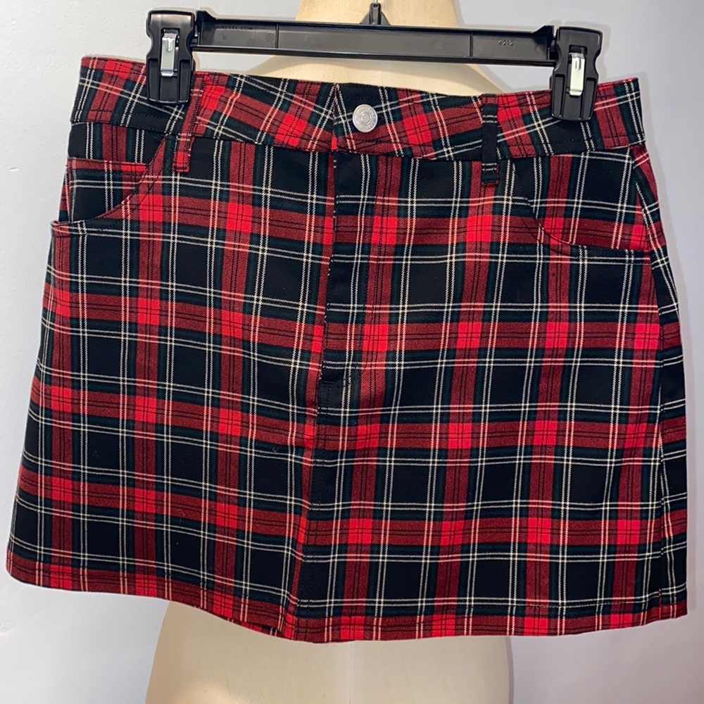 Skirt with 5 pockets zipper a button up in front belt loops.